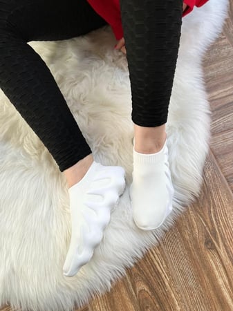 حذاء رياضي أبيض لين وعملي ومريح رقم 11