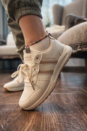 حذاء رياضي بيج وأبيض موديل رقم 2