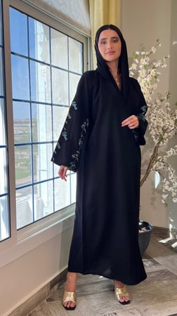 عباية سوداء كريب مايتعرفط مزينه بأكمام مطرزة بالخيوط الزرقاء