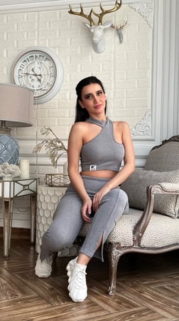 ترينق رصاصي رياضي بنطلون سكيني مفتوح من أسفل وبلوزة بدون كم بقصة مائلة من الكتف