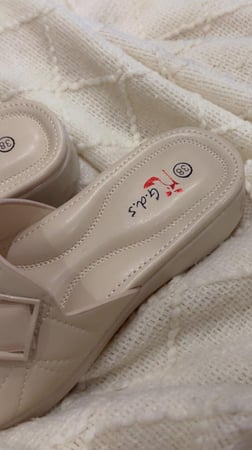 حذاء طبي بيج فاتح مرتفع 3 سم مريح وعملي وأنيق