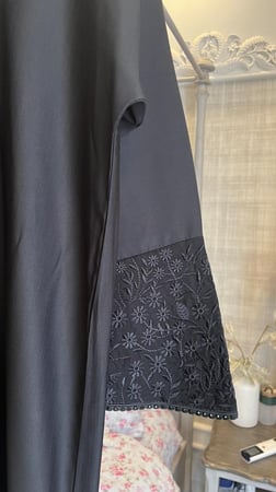 عباية خفيفه وبارده بقصه مستقيمة وطقطق من الاعلى وتطريز على الأكمام رقم 2