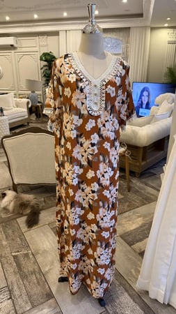 دراعه رمضانية قطن خفيف وبارد جداً مشجرة بورود فوشي بشكل انيق ومرتب