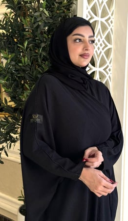 عباية بشت كريب خفيف وطايح ومايتعرفط مزينه بالفصوص من الاطراف