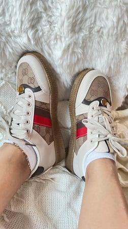 حذاء رياضي بيج ورمادي بخط اسود مريح جداً وعملي جداً وأنيق ومرتب جداً جداً