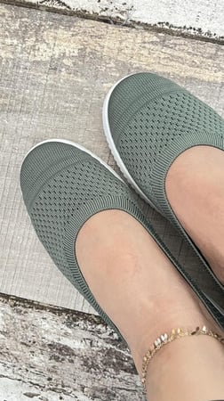 حذاء زيتي ناعم ومريح جداً بخط اخضر مريح جداً وعملي مناسب للاوقات الطويلة