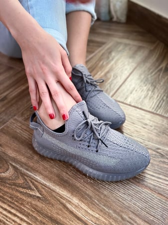 حذاء رياضي رصاصي بخط فضي لامع رقم 4