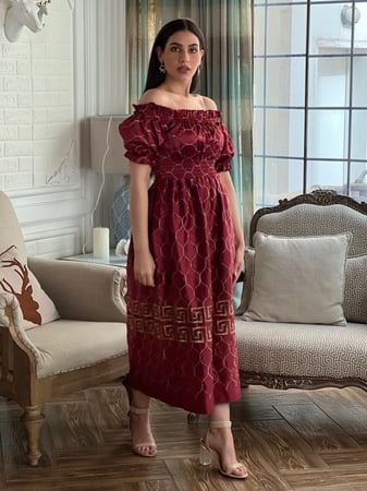 فستان عودي تفته عالية الجودة مطرز بخيوط القصب الذهبية اوف شولدر بتطريز فرزاتشي من الاسفل رقم 25