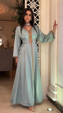 دراعه لون تيفاني فري سايز مزينه بالفصوص والخيوط انيقه جداً مناسبه للسهرات