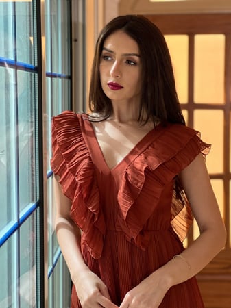 فستان بني بليسيه طويل بكشكشة من الصدر والظهر رقم 21