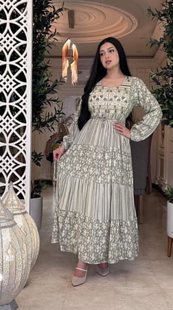 دراعه رمضانية لون أخضر كم طويل مطرزة بالخيوط من الصدر وطبقات من الاسفل مع حزام خفيفه وبارده وأنيقة