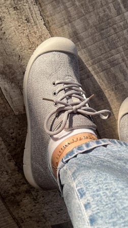 حذاء رياضي رصاصي جميل وأنيق وراقي