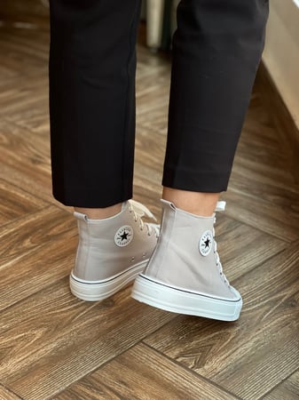 حذاء رصاصي وابيض رياضي عملي ومريح وانيق