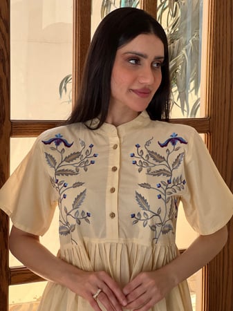 فستان قطن اصفر كريمي مطرز بالخيوط الملونة باااارد وخفيييف رقم 23