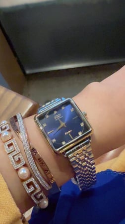 ساعة يد انيقة وملفته