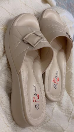 حذاء طبي بيج فاتح مرتفع 3 سم مريح وعملي وأنيق