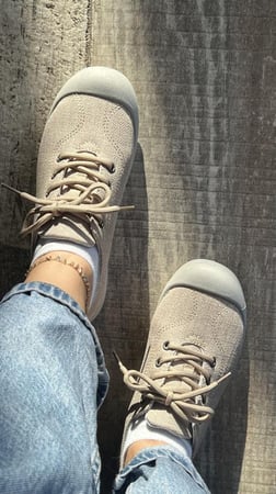 حذاء رياضي بيج جميل وأنيق وراقي