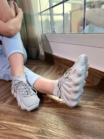 حذاء رياضي رصاصي بجورب طويل موديل رقم 5