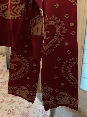طقم بنطلون وبلوزه احمر وابيض شتوي بخامة ممتازة جداً