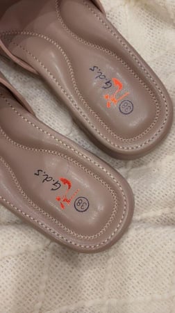 حذاء طبي لحمي مرتفع 3 سم مريح وعملي وأنيق