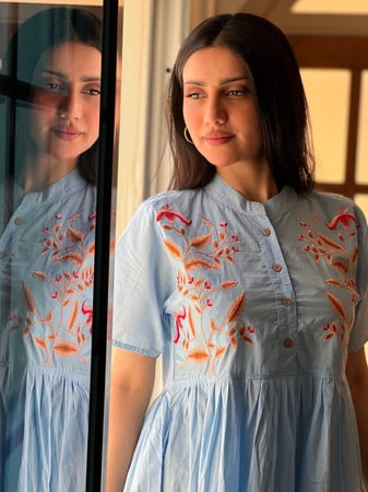 فستان قطن ازرق سماوي مطرز بالخيوط الملونة باااارد وخفيييف رقم 23