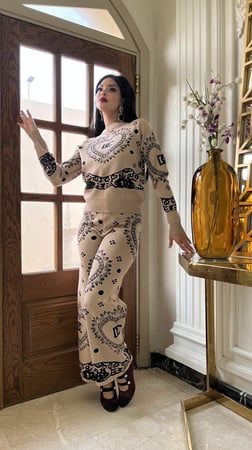 طقم بنطلون وبلوزه بيج واسود شتوي بخامة ممتازة جداً