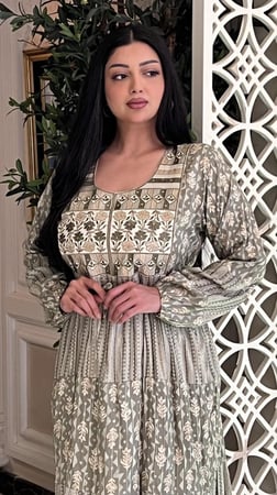 دراعه رمضانية لون أخضر كم طويل مطرزة بالخيوط من الصدر وطبقات من الاسفل مع حزام خفيفه وبارده وأنيقة