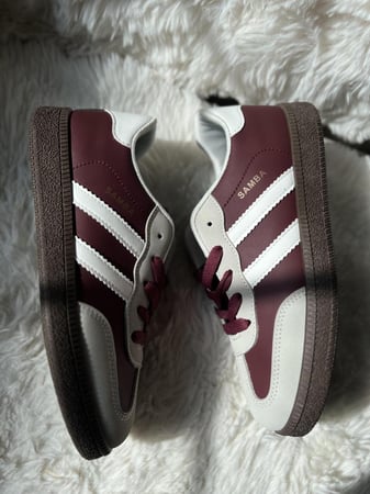 حذاء رياضي عنابي وابيض مريح جداً وعملي جداً وأنيق ومرتب جداً جداً