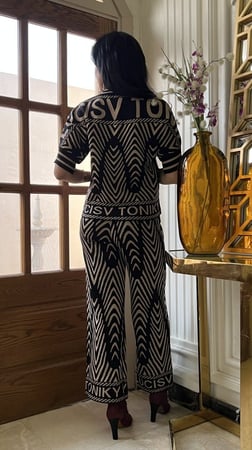 طقم بنطلون وبلوزه اسود وبيج شتوي بخامة ممتازة جداً