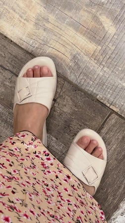 حذاء طبي بيج فاتح مرتفع 3 سم مريح وعملي وأنيق