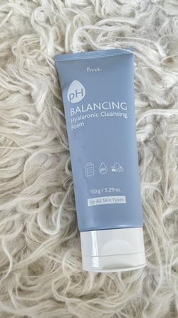 رغوة تنظيف الوجه بحمض الهيالورونيك  PH