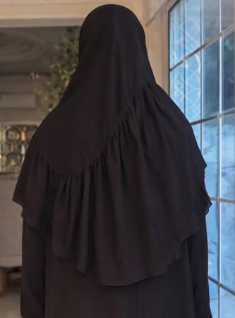 طرحة سوداء ساده بطرف زم كشكشة انيقه ومرتبة مع النقاب وبدون