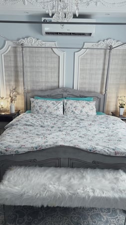 طقم سرير مشجر ابيض تيفاني موف 6 قطع ( مفرش بمطاط + لحاف بطانية + 4 مخدات )