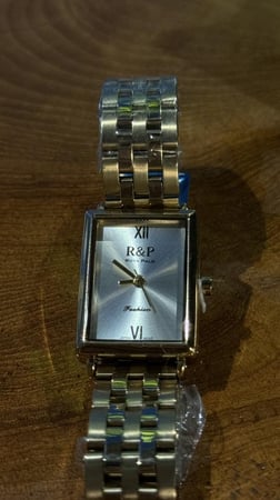 ساعة يد انيقة وملفته