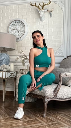 ترينق أخضر رياضي بنطلون سكيني مفتوح من أسفل وبلوزة بدون كم بقصة مائلة من الكتف