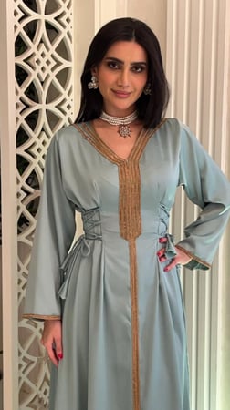 دراعه لون تيفاني فري سايز مزينه بالفصوص والخيوط انيقه جداً مناسبه للسهرات