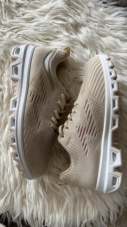 حذاء رياضي بيج مرررررررريح مثل الغيمه ☁️