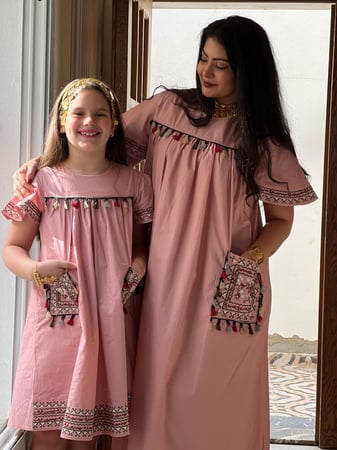 دراعه الأم وبنتها وردي رقم 53