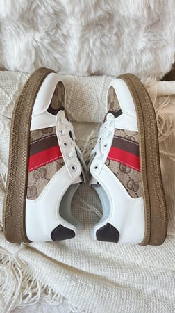 حذاء رياضي ابيض وبيج بخط اسود مريح جداً وعملي جداً وأنيق ومرتب جداً جدار