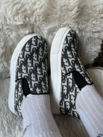 حذاء رياضي رسمي أسود وابيض مريح جداً وعملي جداً وأنيق ومرتب جداً جداً