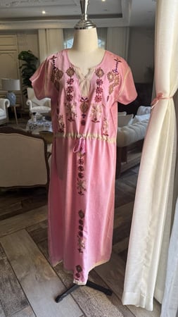 دراعه رمضانية قطن خفيف وبارد جداً مشجرة بورود فوشي بشكل انيق ومرتب