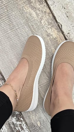 حذاء بيج ناعم ومريح جداً بخط اخضر مريح جداً وعملي مناسب للاوقات الطويلة