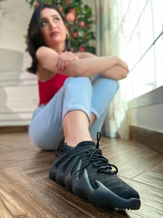 حذاء رياضي أسود ورصاصي موديل رقم 2