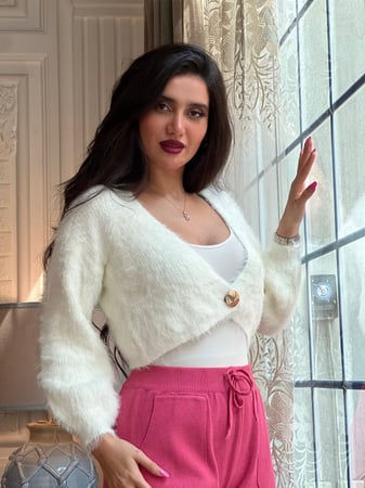 طقم شتوي بنطلون فوشي وبلوزه فرو بيضاء