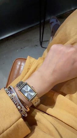 ساعة يد انيقة وملفته