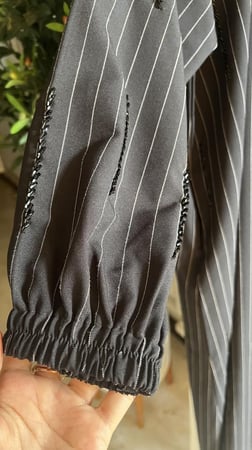 عباية قماش رسمي خفيف مايتعرفط مطرز بالفصوص وفيها جيوب