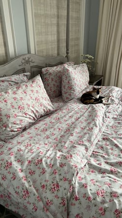 طقم سرير مشجر وردي 6 قطع ( مفرش بمطاط  + لحاف بطانية من الجهتين مشجر  + 2 مخدات ساده ومشجر )