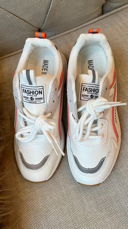 حذاء رياضي ابيض واورانج عملي ومريح جداً جداً جداً رقم 22