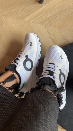 حذاء رياضي ابيض واسود مرررررررريح مثل الغيمه ☁️