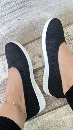 حذاء أسود ناعم ومريح جداً بخط اخضر مريح جداً وعملي مناسب للاوقات الطويلة